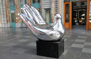 hand of freedom by Yan Shufen Sculpture art